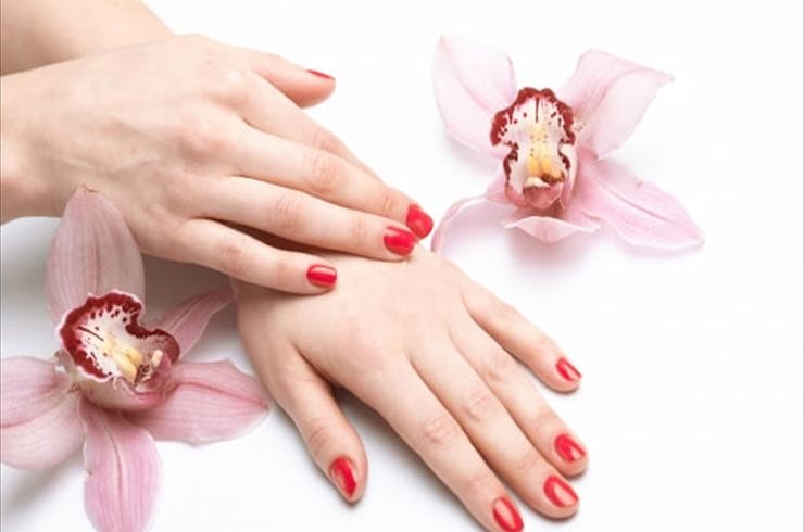花と赤いネイル