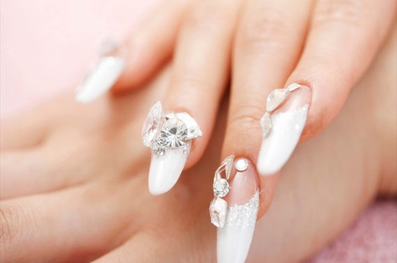 大きい装飾のネイル